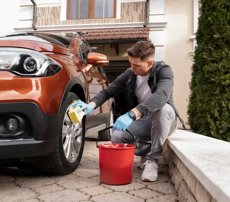 Lavage auto à domicile Les Ardillats : professionnel intervenant sur un véhicule